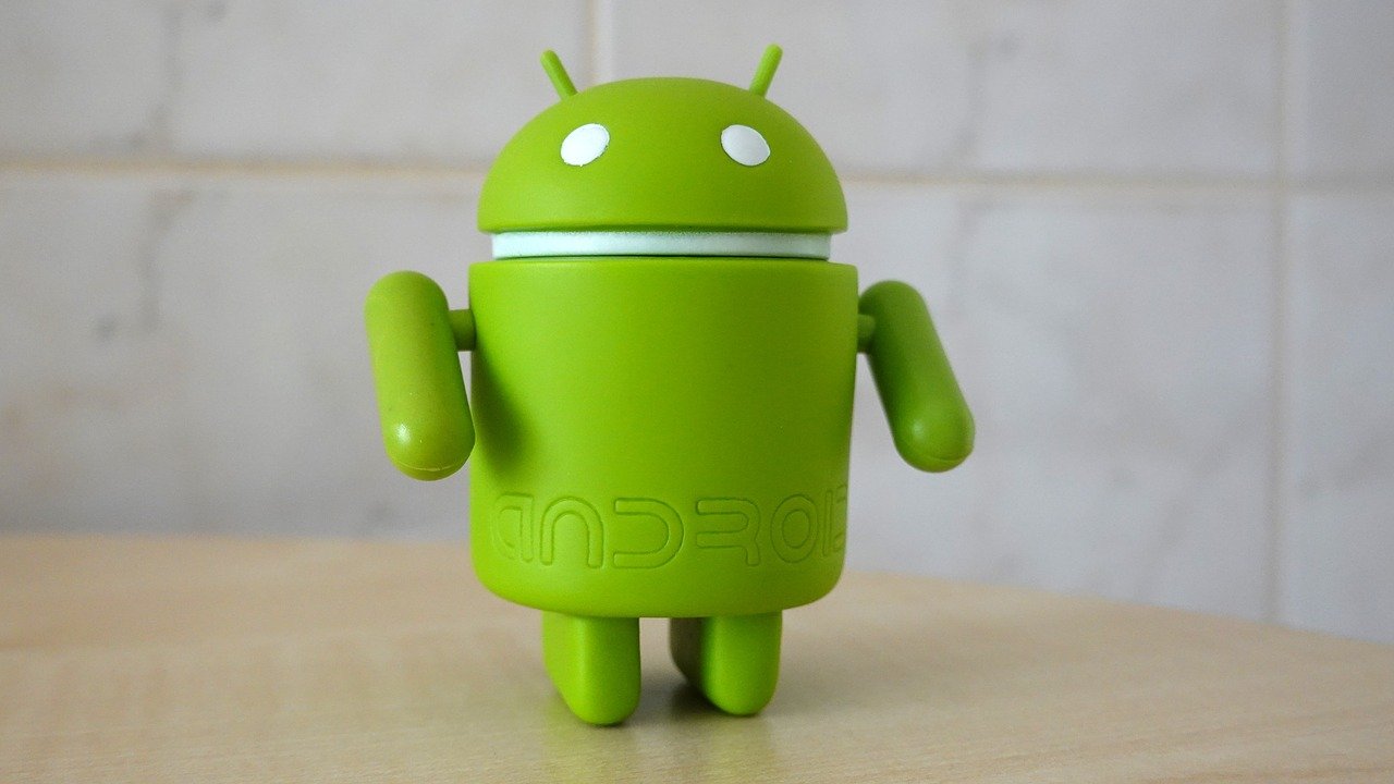 La mascota oficial de Android de pie sobre una mesa.