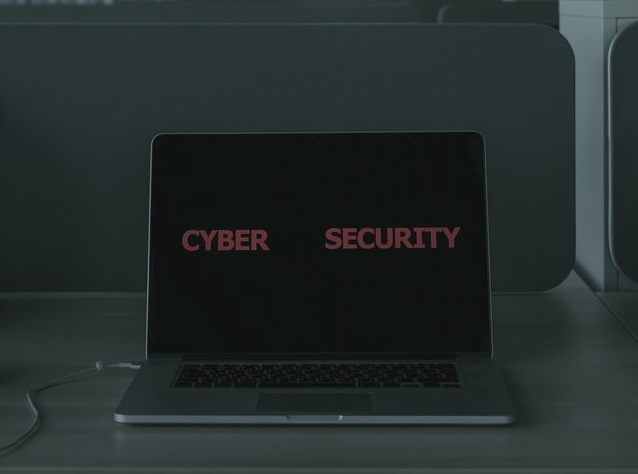 Un ordinateur portable avec l'inscription "Cyber Security".